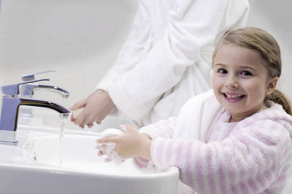 umivanje rok, da preprečite okužbo s črvi